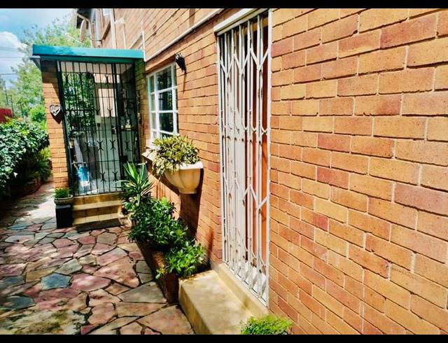 2 BEDROOM APARTMENT FOR SALE IN PRIMROSE HILL